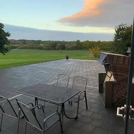 2 Am Herrenhaus Appartement *